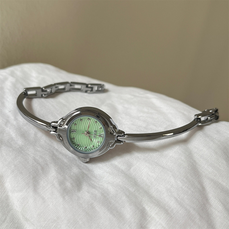 Ieke Popular Round Mini Disc Pattern Bracelet Watch for Women, Student Style, High-End Design, Bracelet-Style Watch
