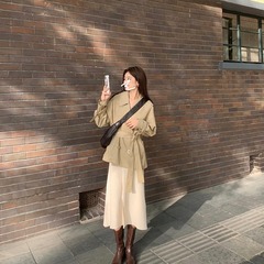 黒いトレンチコートの女性春秋2023秋の新モデルの中で、韓国系の英倫風の小さい人はコートを着ます。