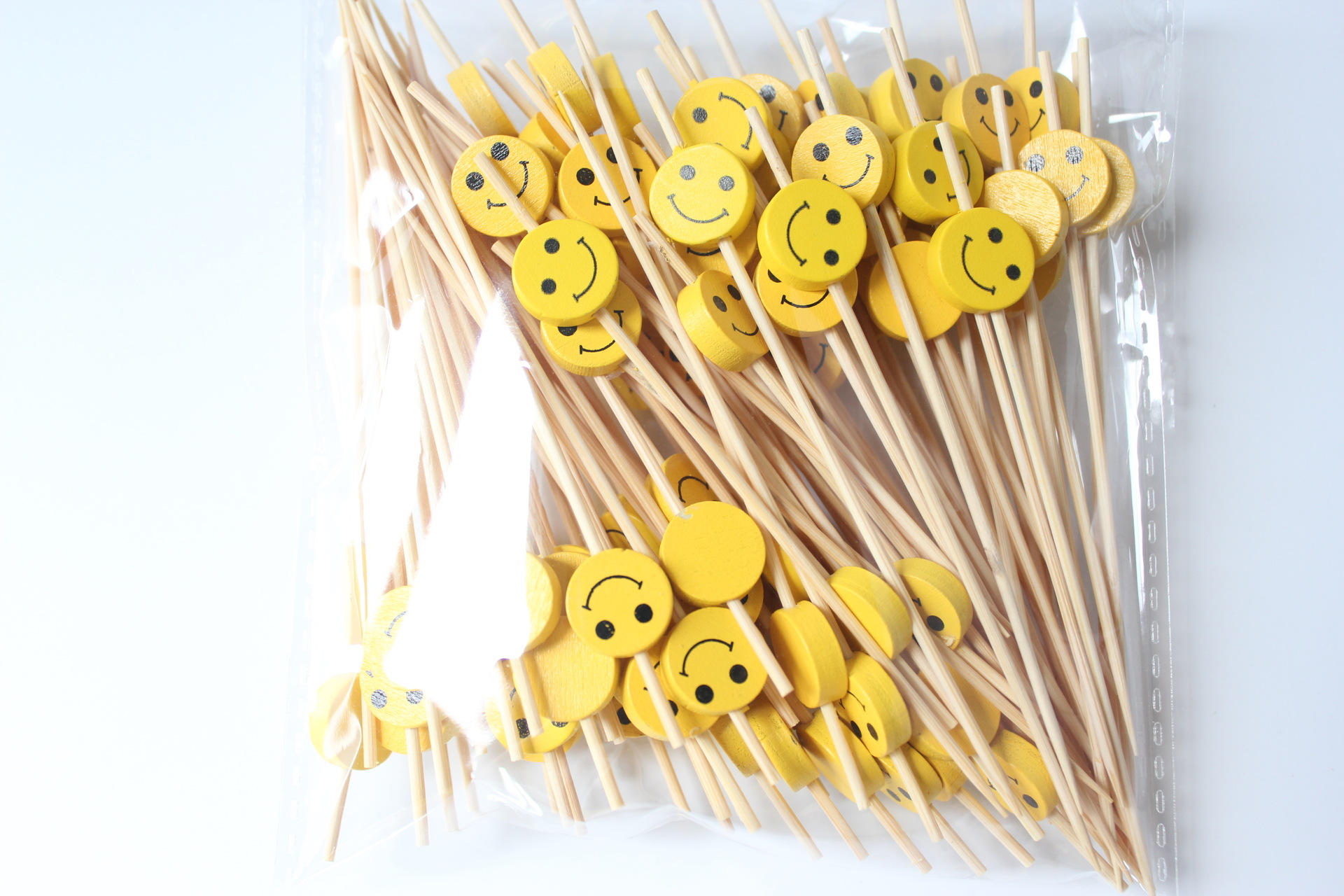 Fabricante multi-color lindo amarillo sonriente de dibujos animados fruta palo de comida palo de bambú desechable prueba palo fijo hamburguesa