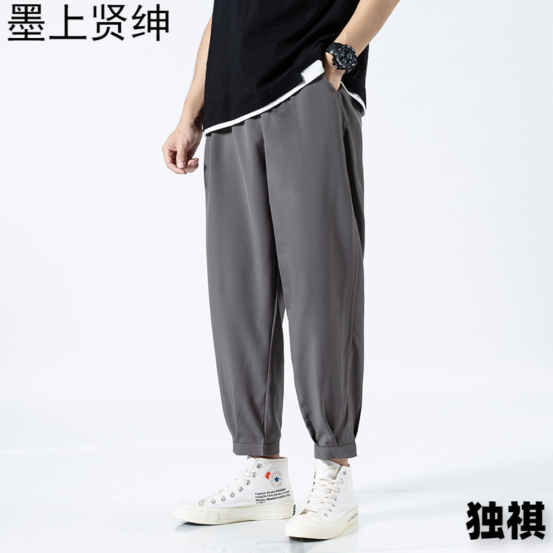 Pantalones de seda de hielo, tendencia de los hombres, pantalones casuales de manga delgada de verano sueltos, pantalones de traje de nueve puntos para hombres drapeados