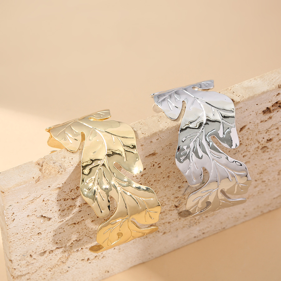 Pulsera de estilo de hoja grande de estilo caliente de Amazon, lujo ligero, sentido de alta gama, hoja exagerada, pulsera de cobre para mujer, apertura al por mayor