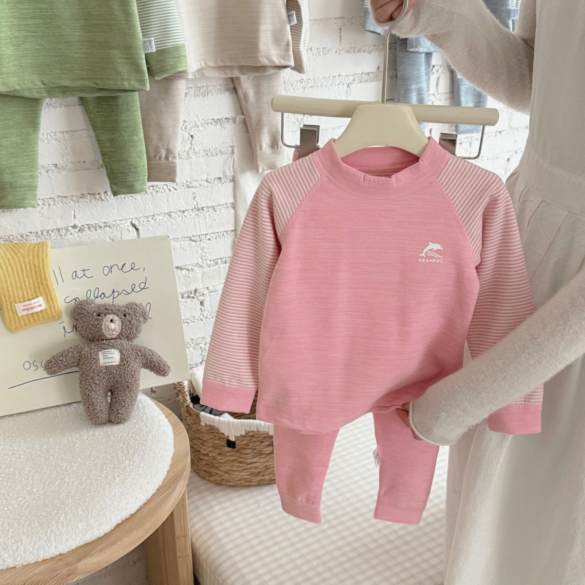 Otoño y invierno pijamas de niños sin hueso abrigo de otoño pantalones de otoño conjunto de lana seda rayas de hombro ropa doméstica para hombres y mujeres