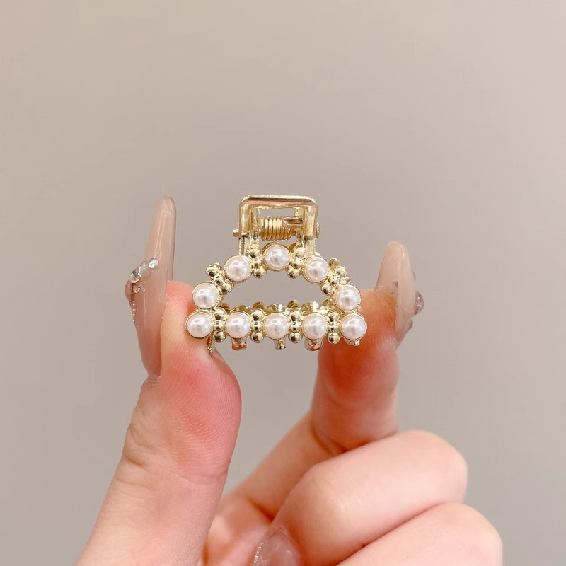 Perla de alta sensación de diamante de agarre para mujeres 2025, nuevo tipo de cabeza trasera, abrazadera de cabello, tocado, abrazadera de cabello pequeña