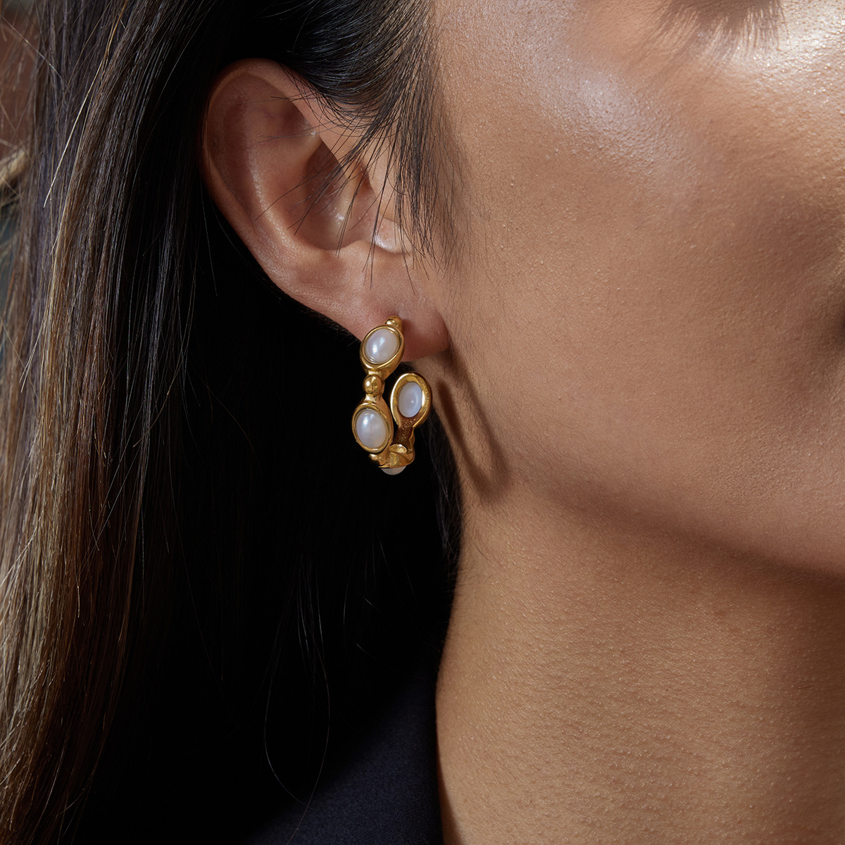 Wanxing transfronterizo Europa y los Estados Unidos resina perla C anillo personalidad de moda alta sensación de nicho orejas de acero inoxidable
