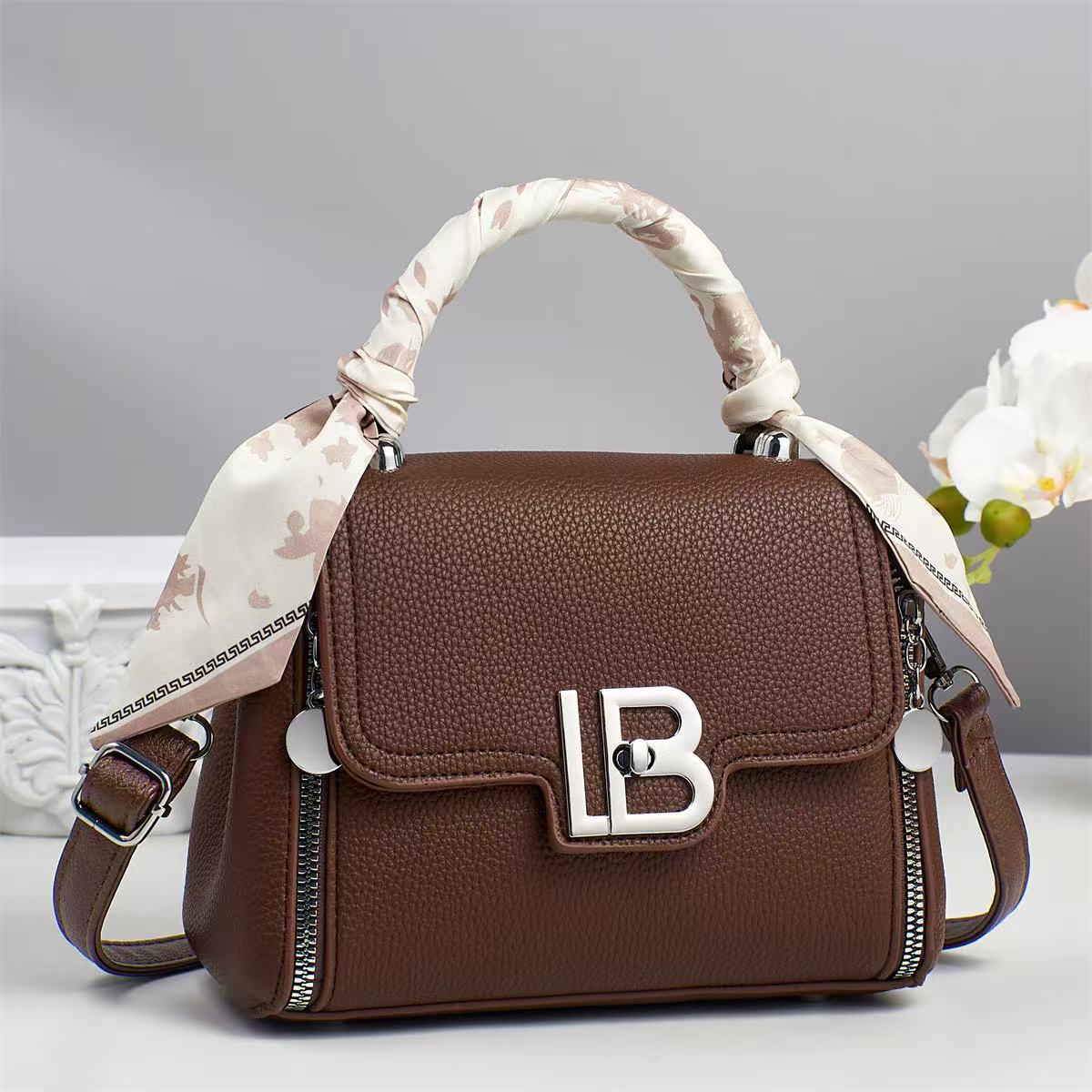 2025 nuevo bolso de hombro de moda bolso de mensajero de cuero suave para mujer bolso ligero para mujer bolso pequeño para mujer verano textura versátil image 4