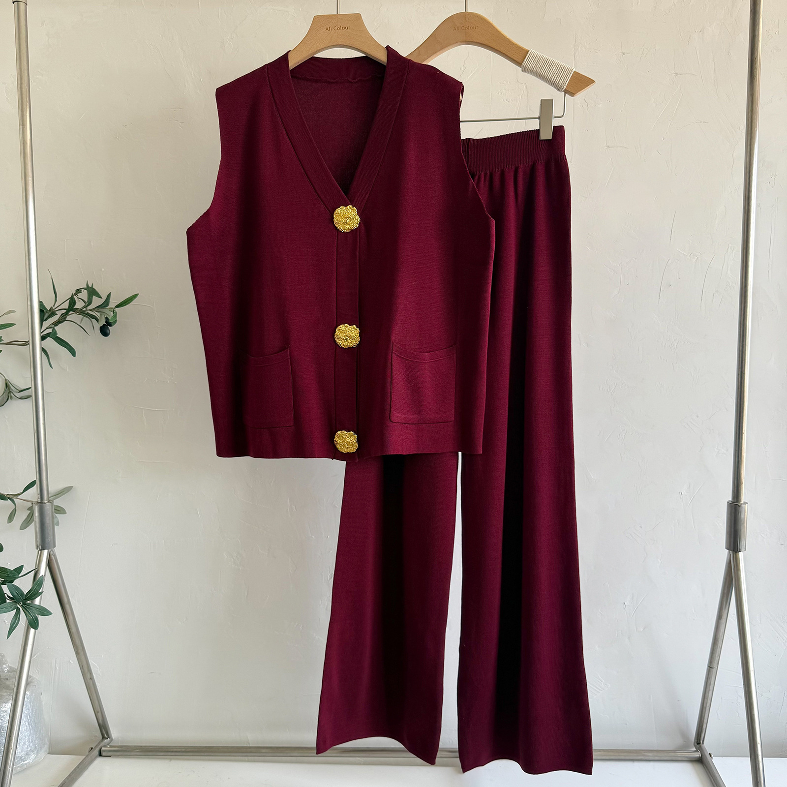Conjunto de punto para mujer con chaleco botones oro y pantalón_voghion.com