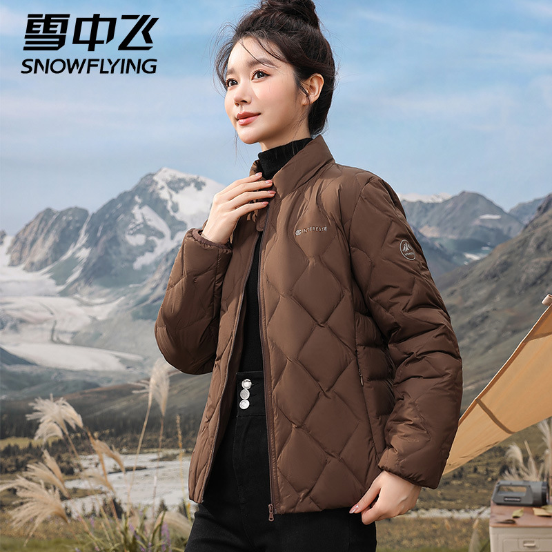 수직 칼라 마름모로 눈 비행 경량 다운 재킷 여성 가을 및 겨울 새로운 내한성 연령 감소 여성의 겨울 오리 다운 재킷