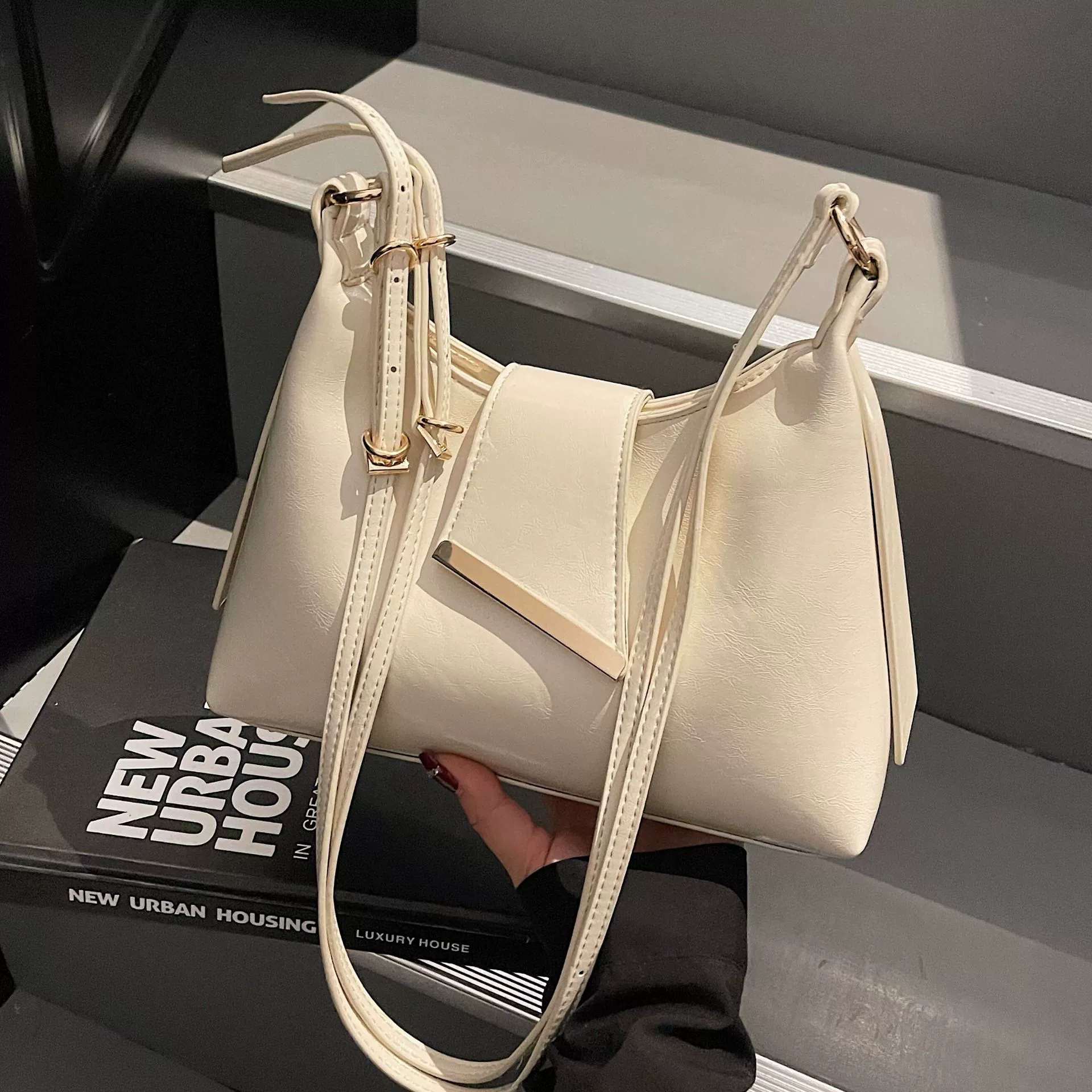 Capacious underarm bag, shoulder bag, high-end
