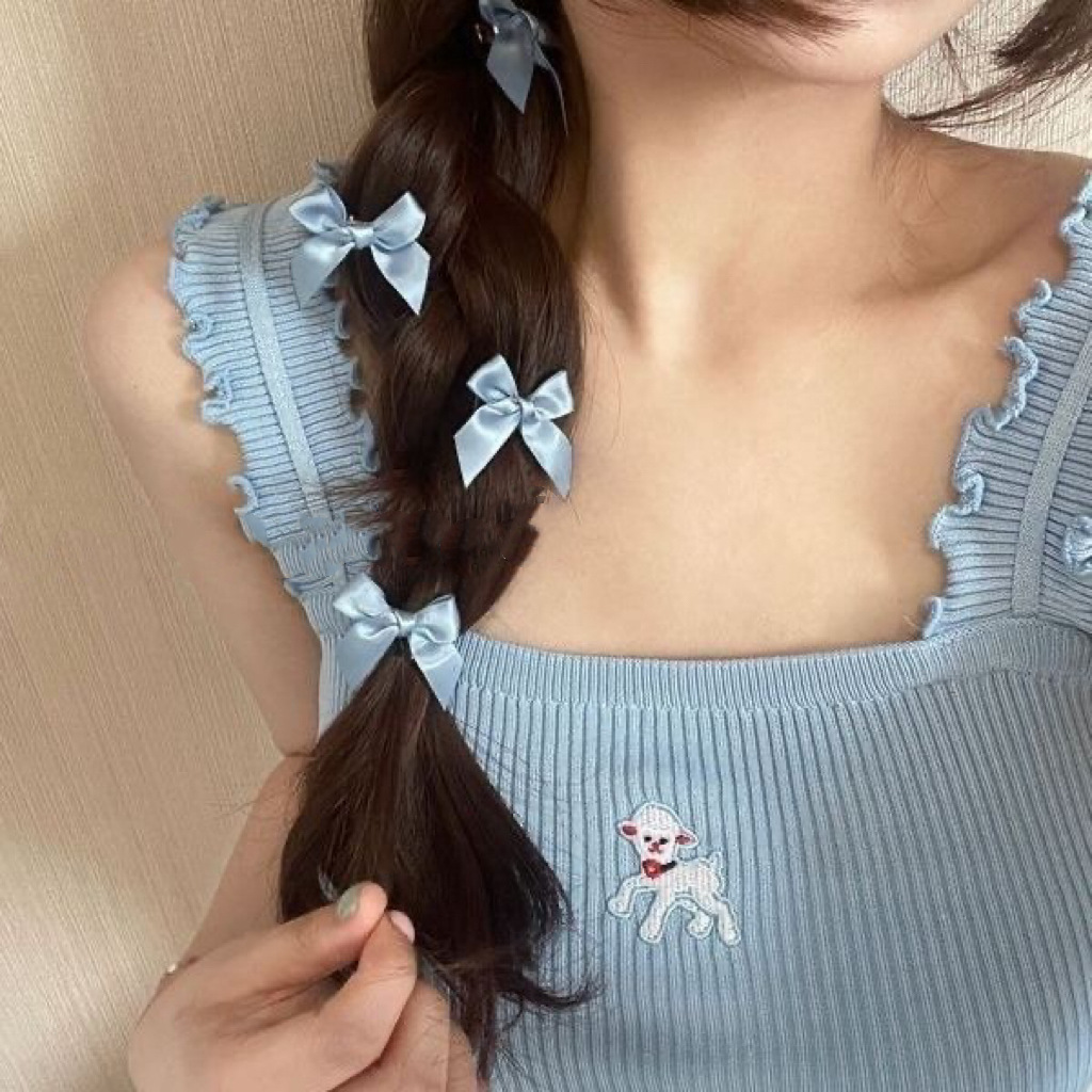 Small white hairgrip with bow