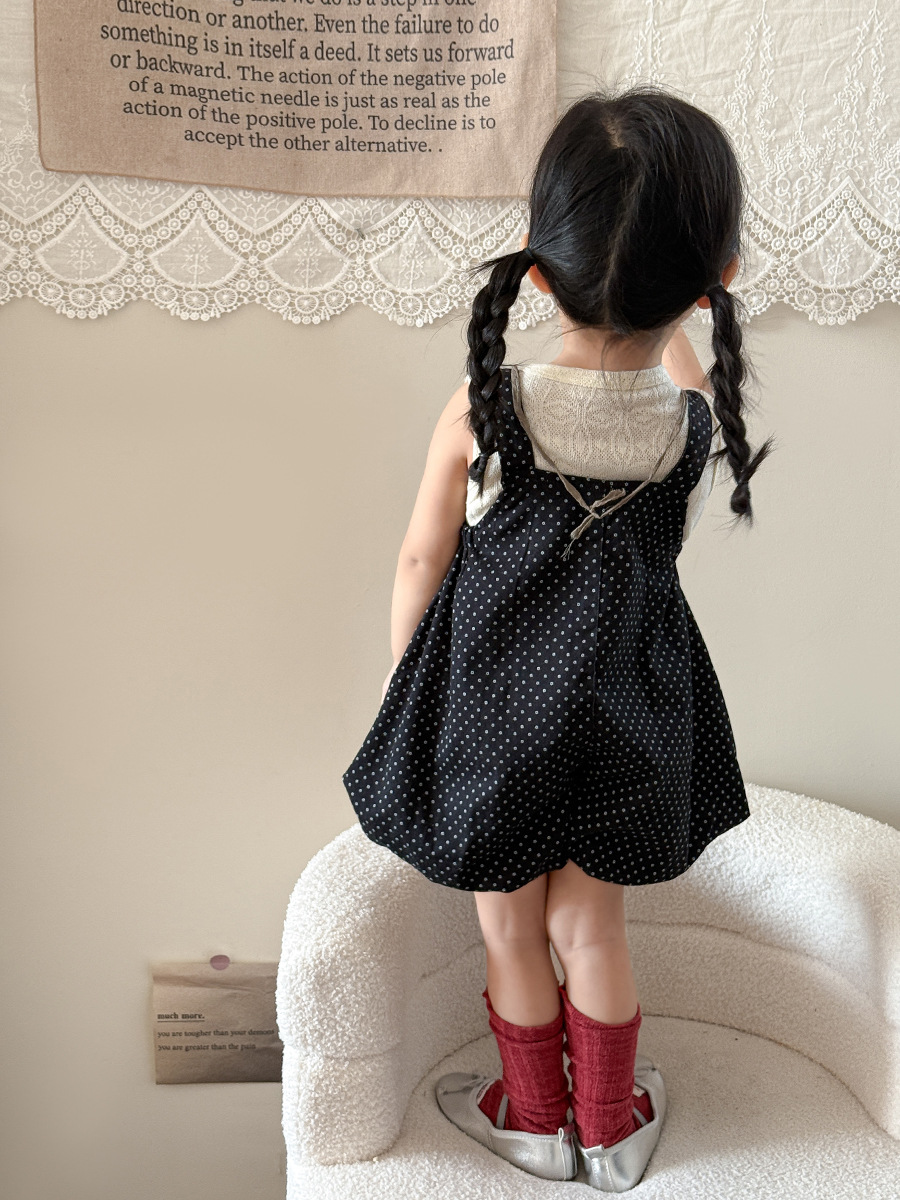 サトウキビの子供服の女の子のスーツの夏の2025新型の子供の韓国版のベストの背もたれのズボンの2つのセットの赤ちゃんの服