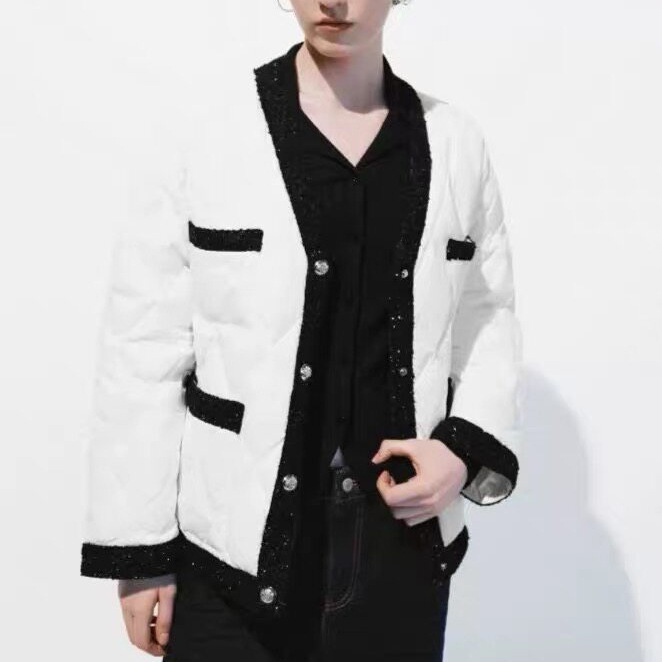 New Winter Style Black and White Color-Blocking Women's Clothing, Simple and Elegant Quilted down Jacket, Warm, Loose, and Lightweight New Winter Style Black and White Color-Blocking Women's Clothing, Simple and Elegant Quilted down Jacket, Warm, Loose, and Lightweight