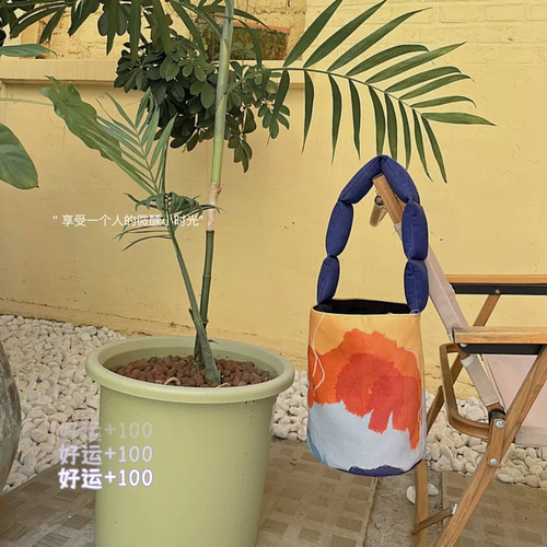 Korean-style cute illustrated puppy bucket bag, handheld canvas tote, trendy Instagram-inspired mom bag, and the new cylindrical lunch box pouch.