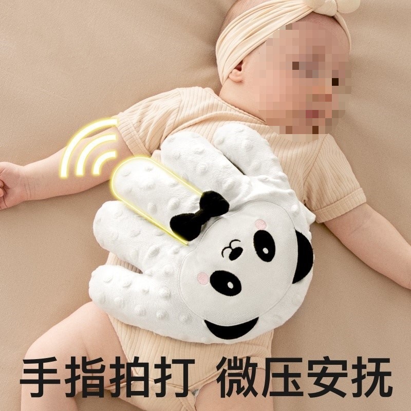 El bebé le da unas palmaditas en el trasero para conciliar el sueño.