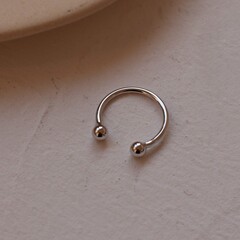 欧米の銀の関節のボールの指輪の小さい大衆の個性の尾戒の簡単なinsの風の口の指の輪の女性は国境を越えることを飾ります。