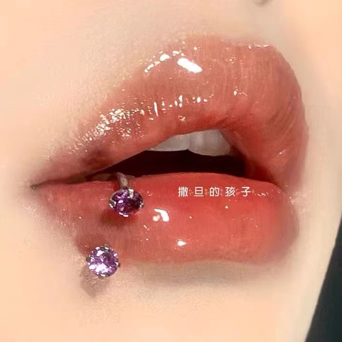16G labret stud size and finish detail