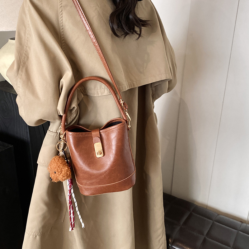 Niche Zhong retro coreano versátil bolso de cubo portátil de moda de mujer otoño y invierno viajero PU alta textura mochila
