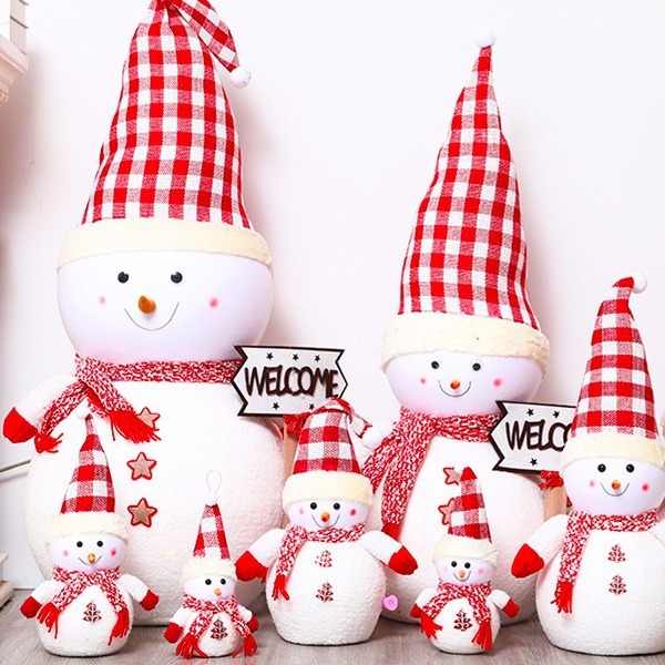 クリスマス発光雪だるま人形のデスクトップに子供の祝日のプレゼントを飾っています。|undefined
