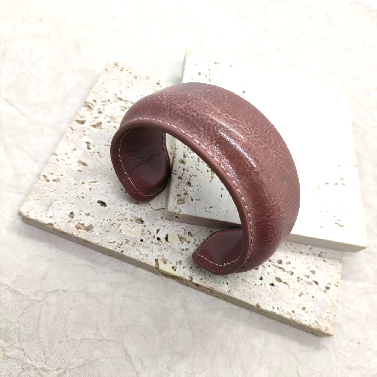 革の極めてシンプルなオープンブレスレット