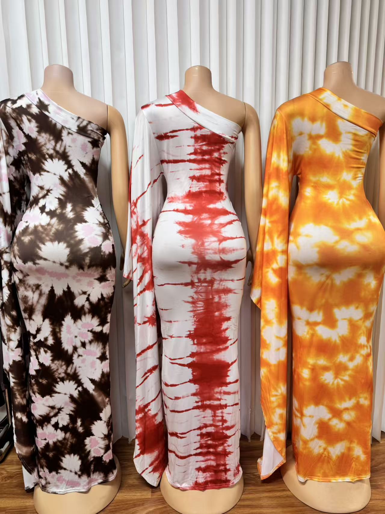 Bold Tie-Dye Batwing Sleeve Maxi Dress With High Waist & Open Back - Bohemian Beach Party Dress Soft & Flowy Milk Silk Fabric_ecoleips.com