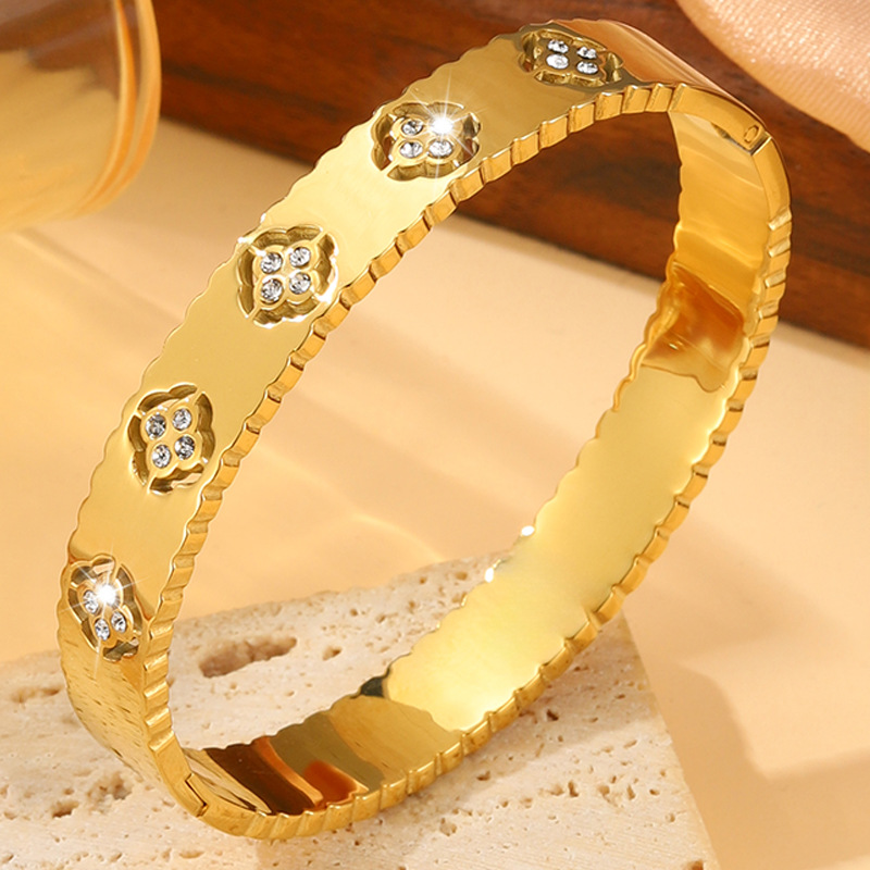 Brazalete Calado de Trébol de Acero de Titanio con Diamantes para Parejas