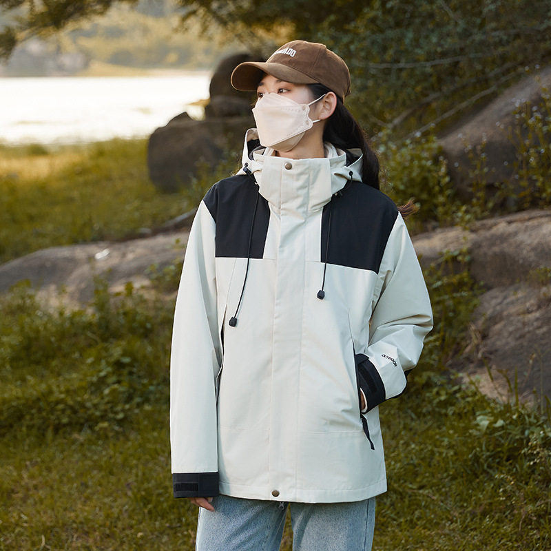 Hombres y mujeres tres en uno al aire libre desmontable a prueba de viento impermeable ropa de trabajo de montaña abrigo caliente logotipo impreso