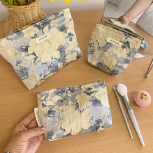 新款气质浮雕花朵化妆包女便携手拿包旅行整理收纳袋内胆包零钱包