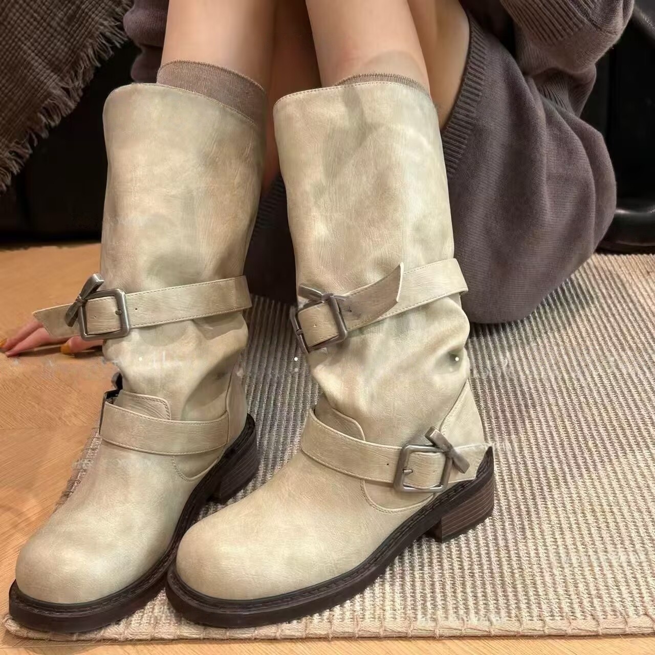 H55女鞋雅典娜2025新款游猎风褶皱显瘦中筒靴废土风皮带扣骑士靴