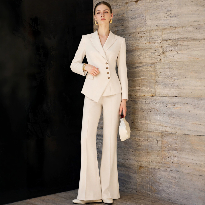 Stylish and chic single-breasted beige suit with slightly flared trousers, a sophisticated and elegant outfit suitable for business and work settings