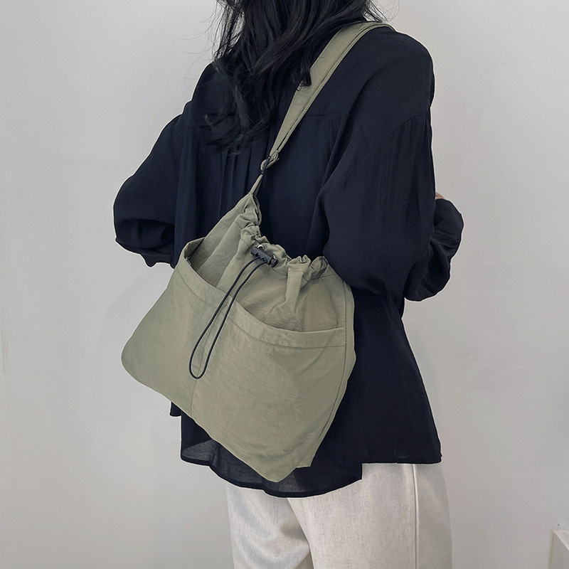A stylish single-shoulder crossbody bag for 2024, a large-capacity casual commuting bag for classes, and a beautiful and fashionable underarm bag for women Specification drawing