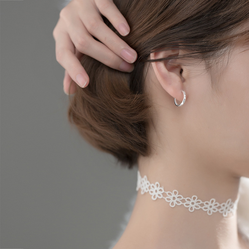 Eloch S925 botón de orejas de plata para mujeres coreanas pequeñas y frescas y simples letras de diamante anillo joyas de orejas dulces G8147