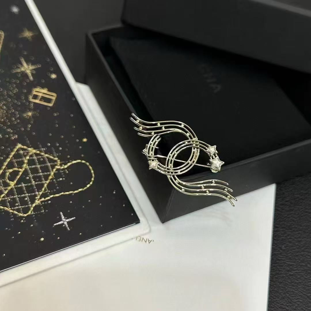 Classic Chanel-Style High-End Gold-Plated Brooch, Fashionable Retro Star Ocean Personality Trend, Sweet and Cool Heart Design