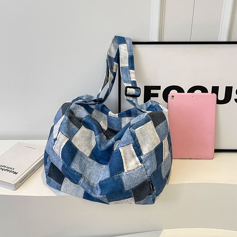 Bolso de gran capacidad de diseño de nicho para mujer 2024 nuevo bolso de mezclilla para mujer bolso de mensajero de un solo hombro de color de contraste de moda