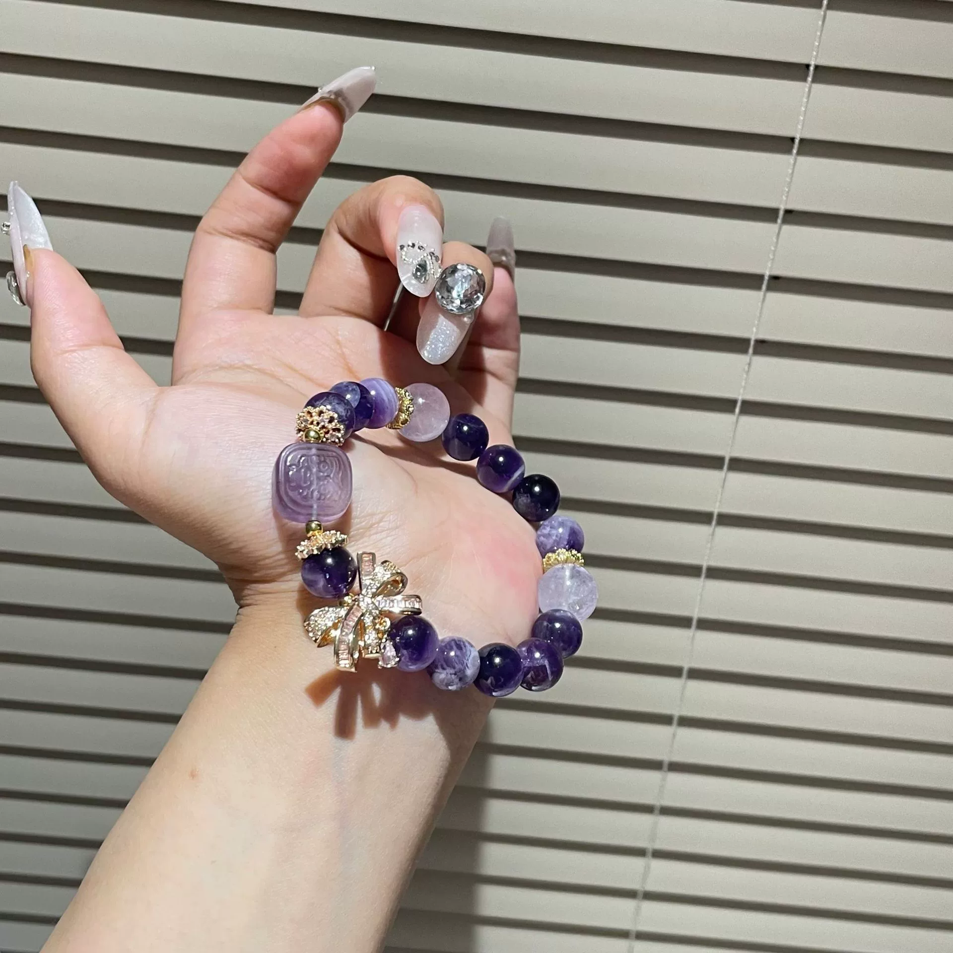 Organic crystal bracelet with amethyst, golden accessory with bow, high-quality style