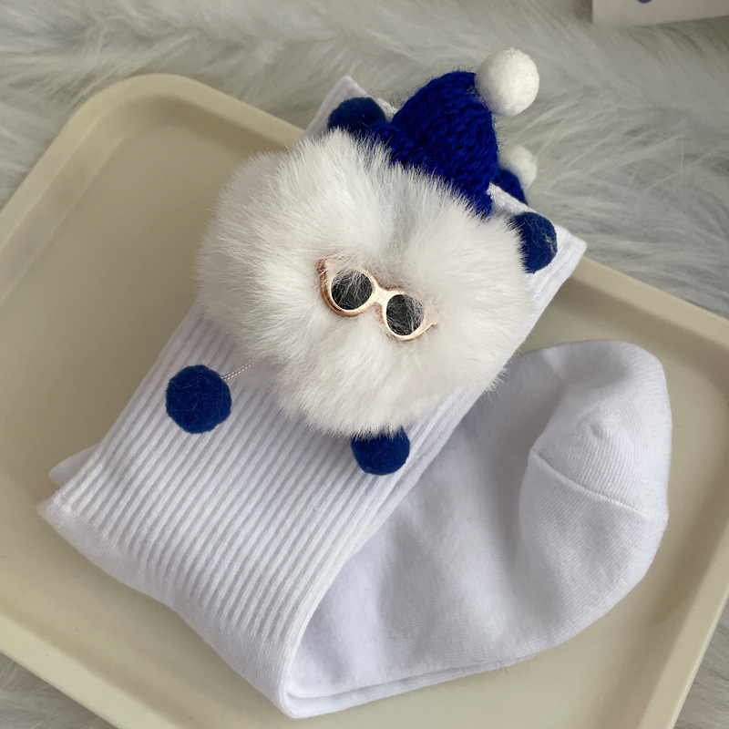 흰색 양말과 흰색 공