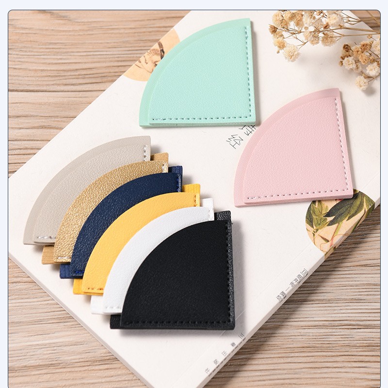 Amor de cuero marcador mini regalo portátil en forma de corazón Bookmark Libro página clip libro esquina cubierta protectora puede ser logotipo personalizado