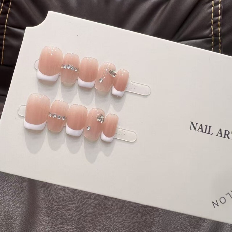 Purely handmade short cat-eye nail art, designed to brighten the complexion, with a French-style aesthetic, and featuring removable, wearable nail tips – a simple and new design