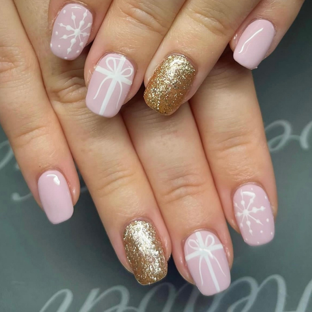 Short glossy Christmas fake nails for manicure