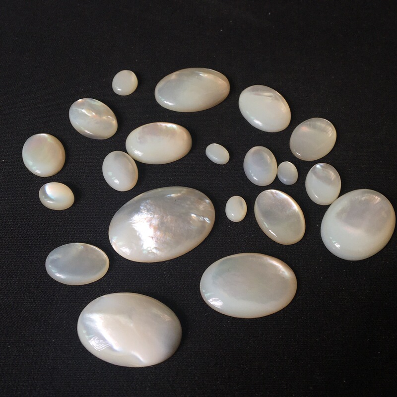 Wholesale of Unfinished White Mother-Of-Pearl Shells with No Yellowing or Cracking, Available in Stock, Including Flat-Bottomed and Semi-Finished Loose Stones