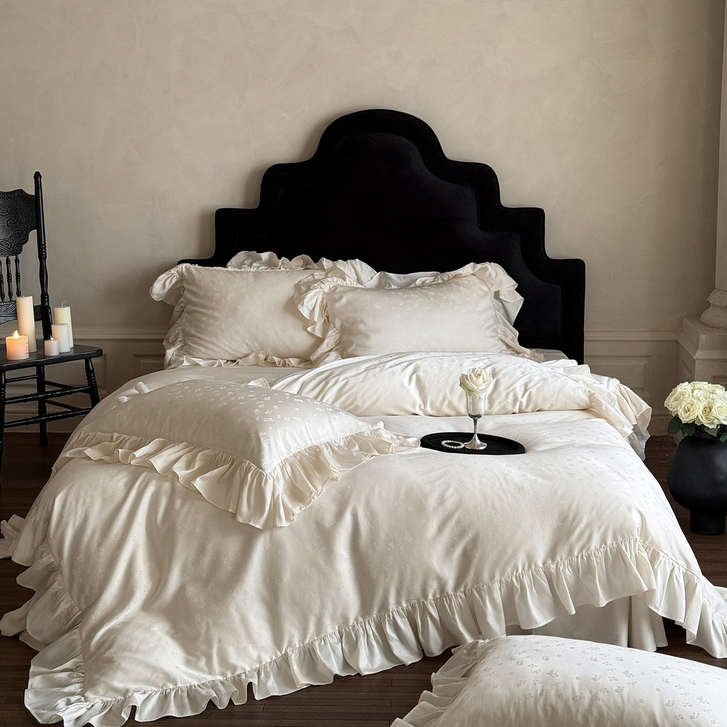 Conjunto de quatro peças em algodão francês de fibra longa, estilo boho romântico nórdico vintage, com luxuosa capa de edredom bordada em renda, em tons de preto e branco claro._voghion.com