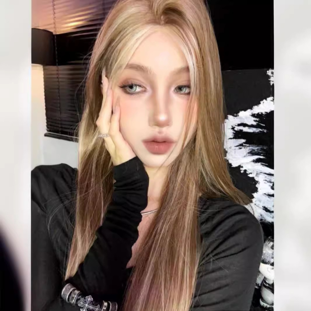 Peruka Connie Spicy Weekend [American Spicy Girl? Azjatyckie z podkreśleniem] Blond i czarna skóra, zamknięte oczy, środkowa część, długa