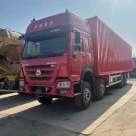 出口供应9.6米8米厢式货车重汽豪沃375马力8x4箱货物流运输卡车