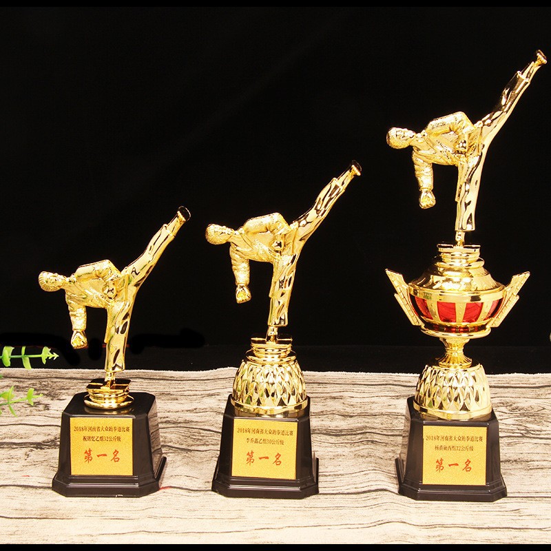 Nuevos eventos de taekwondo artes marciales trofeos de plástico pequeños jinmen trofeos de plástico suministros de recompensa niños taekwondo trofeos