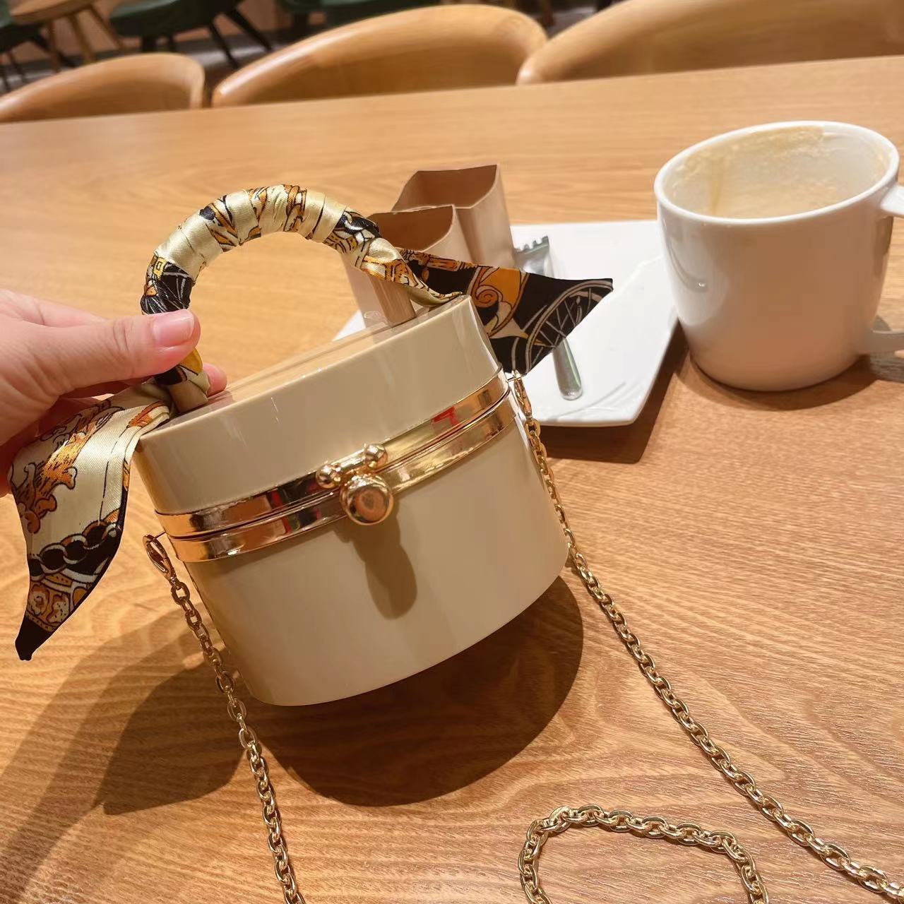 The 2025 new style women's bag is a trendy and fashionable candy-colored acrylic bag, a hand-held silk scarf, a lockable dinner bag, and a box bag undefined