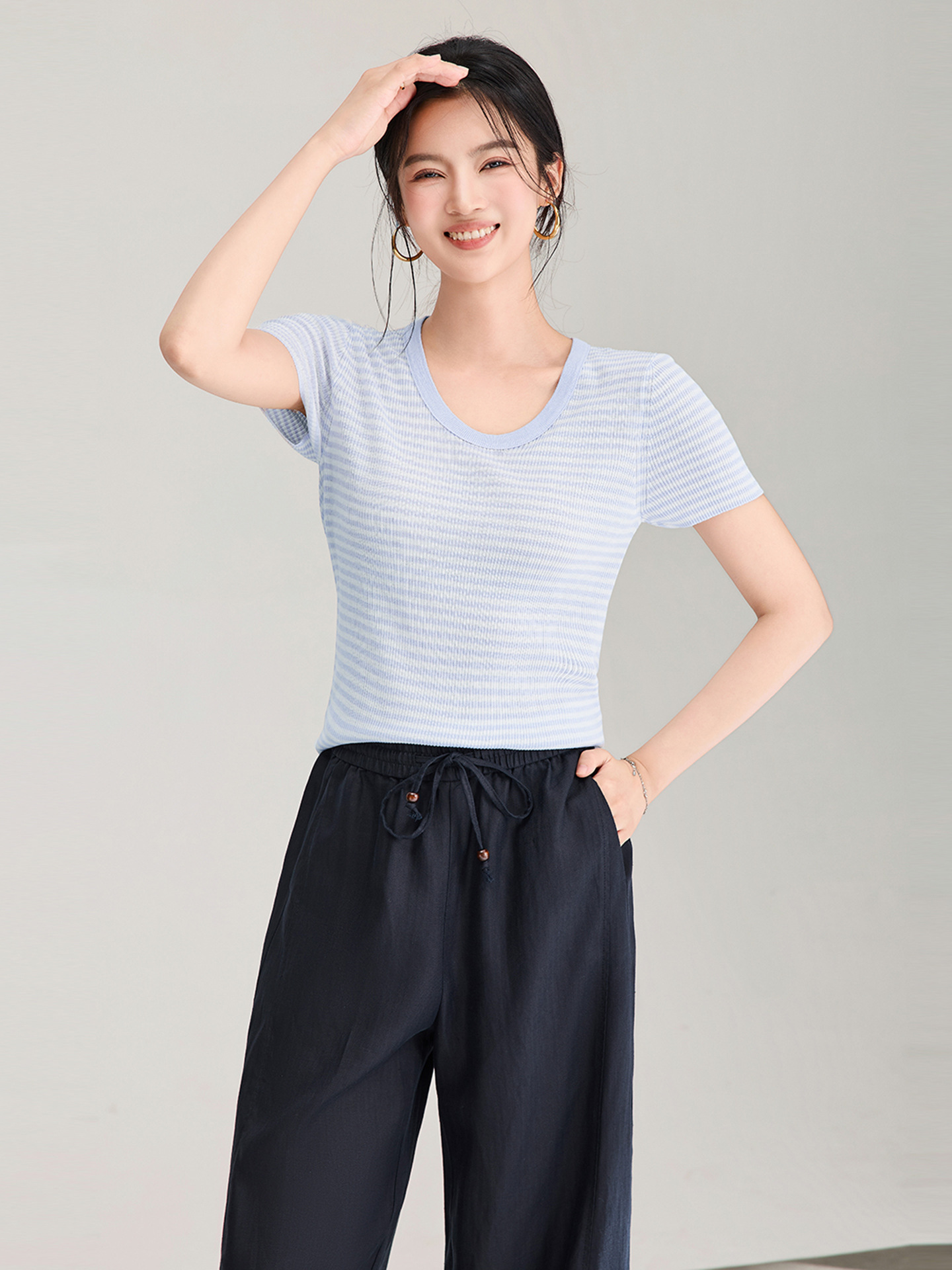 Áo thun nữ cổ U dệt kim sợi lanh siêu mịn tay ngắn — màu thiên thanh