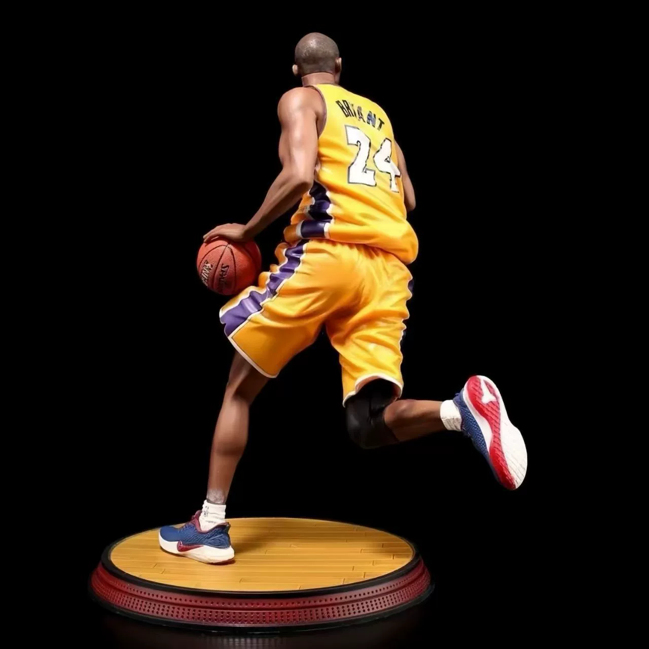 Фигурка-статуэтка в честь Кобе Брайанта "Black Mamba" — баскетбол, дриблинг, номер 24, памятная модель