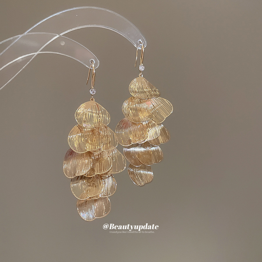 Pendientes de metal con flecos de pétalos huecos europeos y americanos, lujo ligero, ganchos para orejas de alta gama, pendientes de moda retro, sentido de diseño, nicho