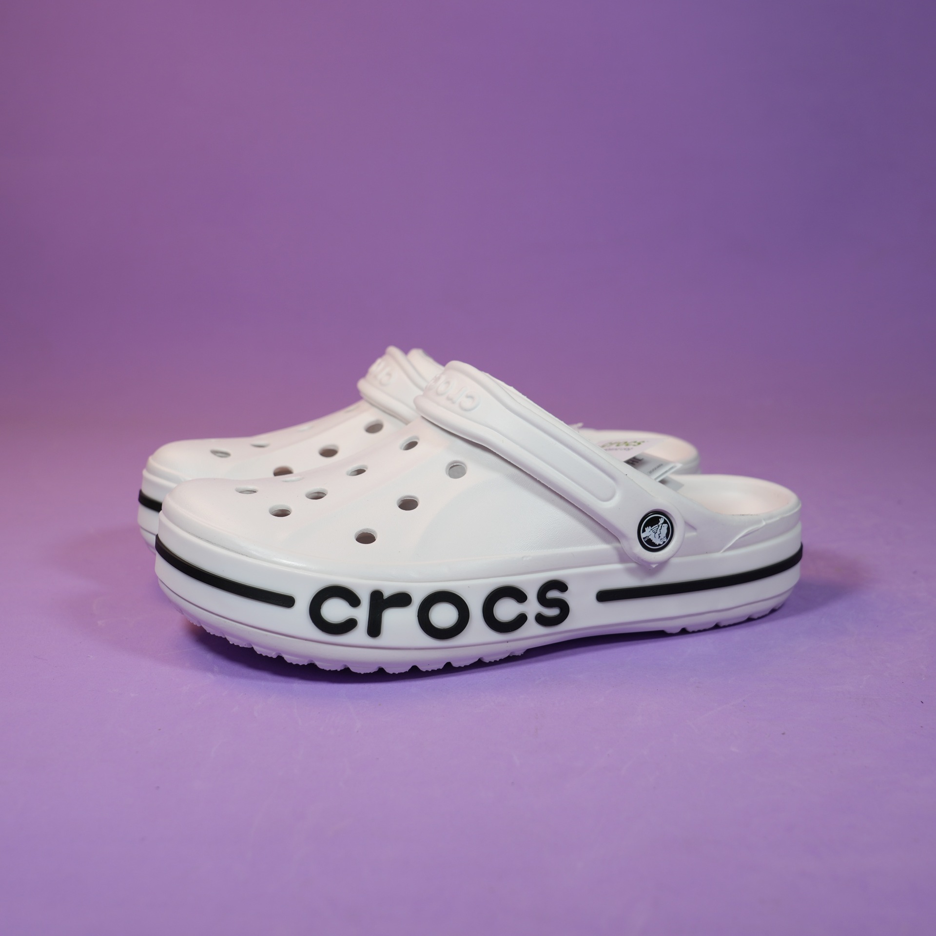 Fashionable Crocs-style slippers for men and women