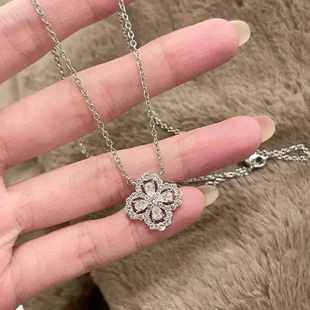 Flash diamond four-leaf clover necklace for women light luxury high-end pendant 2025 new titanium steel colorless collarbone chain wholesale