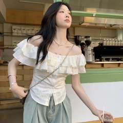 フランスの肩のハスの葉の縁の杏色のシャツの女性の春の夏の新型の純欲はやせている上着の独特な洋風の小さいシャツを現します。