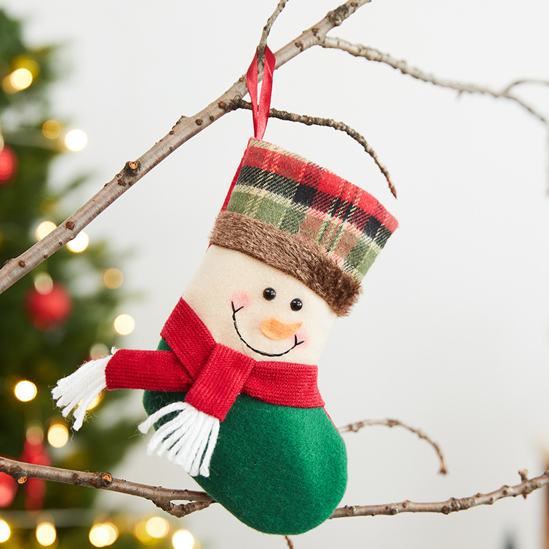 クリスマスの靴下のプレゼントの袋の大きいサイズの老人の雪だるまの贈り物のキャンディーの靴下のシーンは飾りを掛けてクリスマスの装飾品を飾ります。|undefined